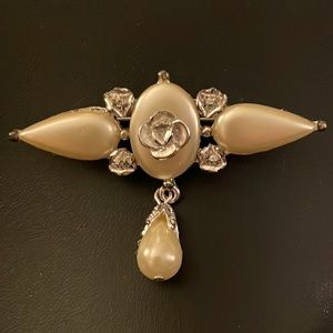 1928 Pearly Flower Brooch